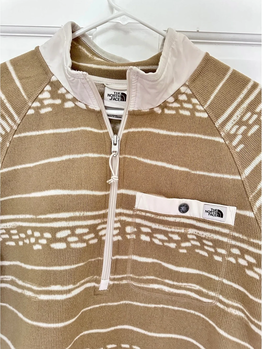 The North Face Gordon Lyons 1/4 Zip Pullover in a Tan Geometric Print Size L